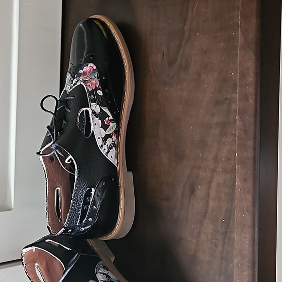 Montreal based Ana Maria Dessin Oxford style shoes - Picture 6 of 6